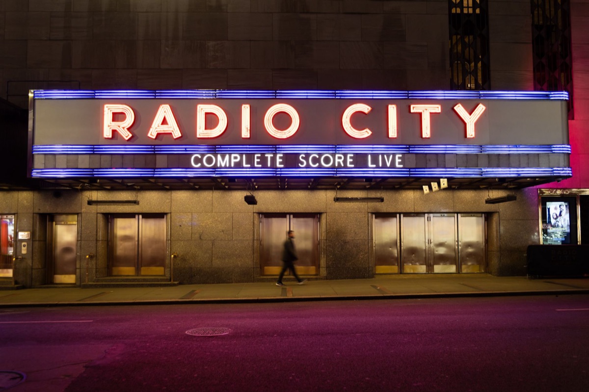 marquee à noite