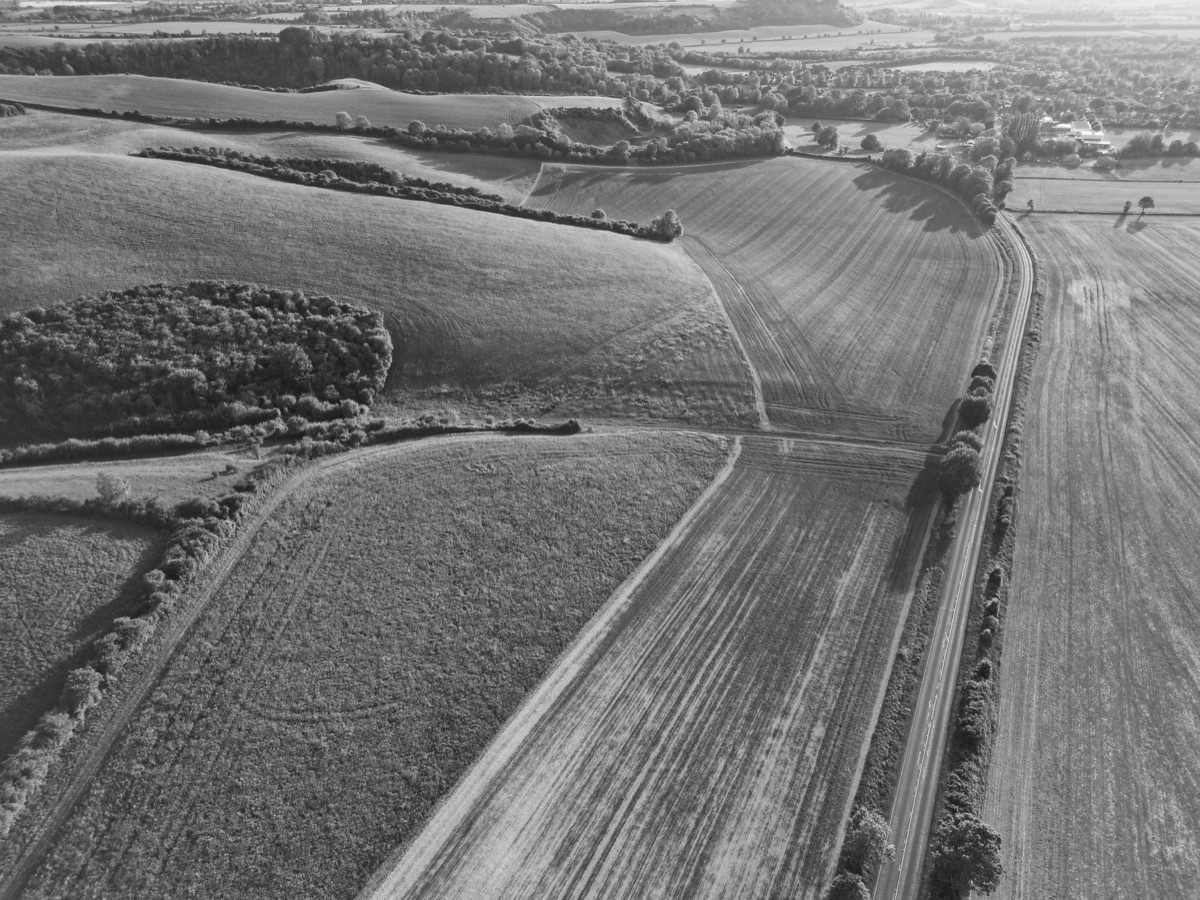 une route country anglaise avec des collines distantes