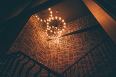 Visiter un Pub : Le rituel du comptoir pour une immersion réussie