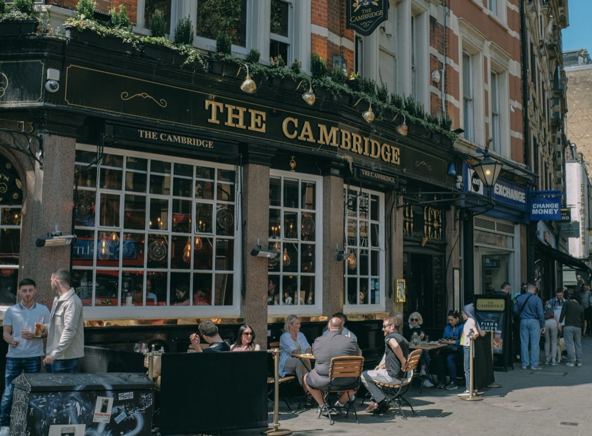 ロンドンのバーで飲んでいる人
