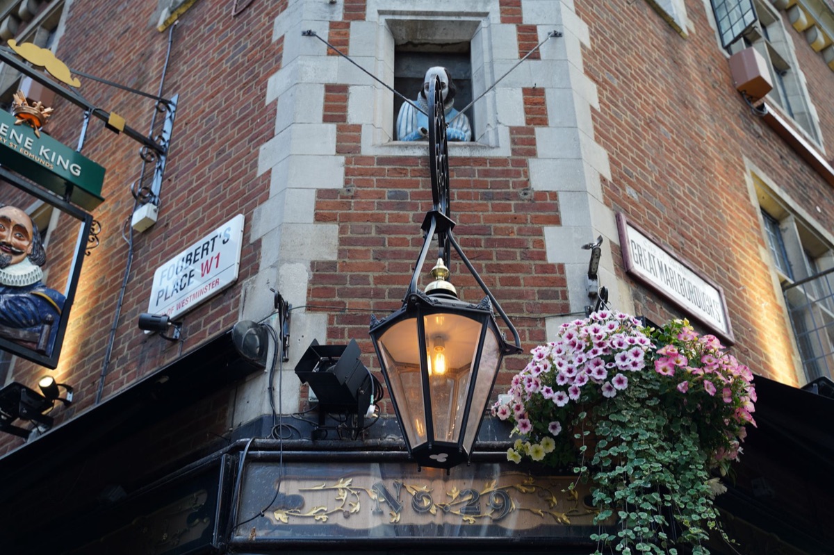 london pub interior comodo