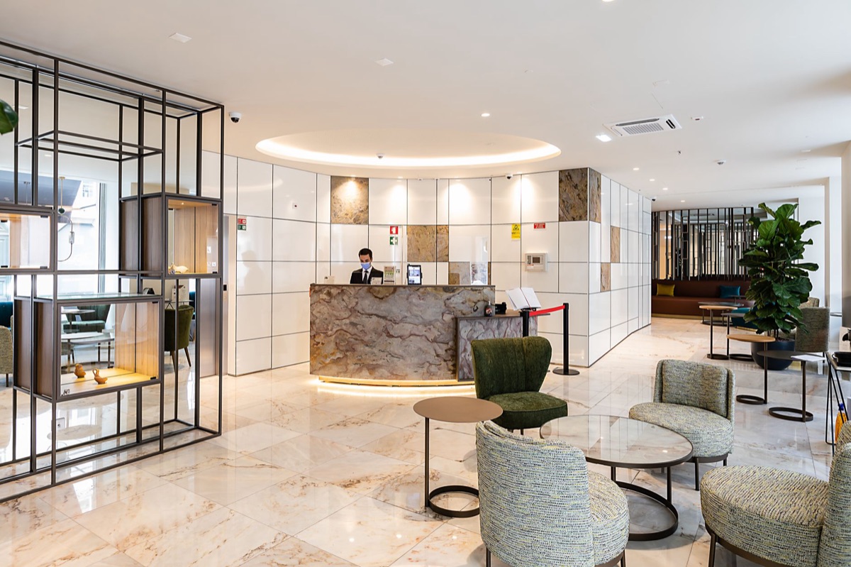 lobby de hotel com mesa de recepção
