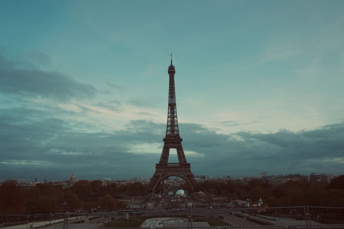 eiffel toren in de zonsondergang