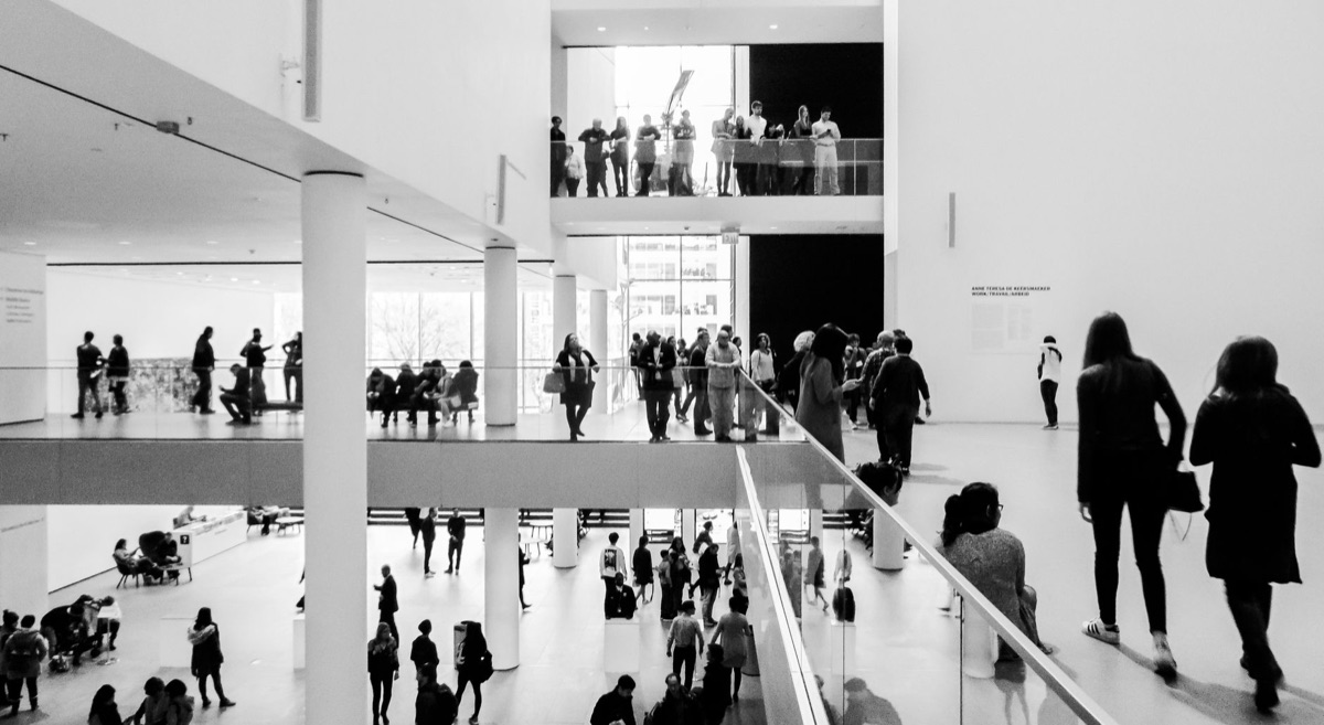 entrada a una galería de arte moderno