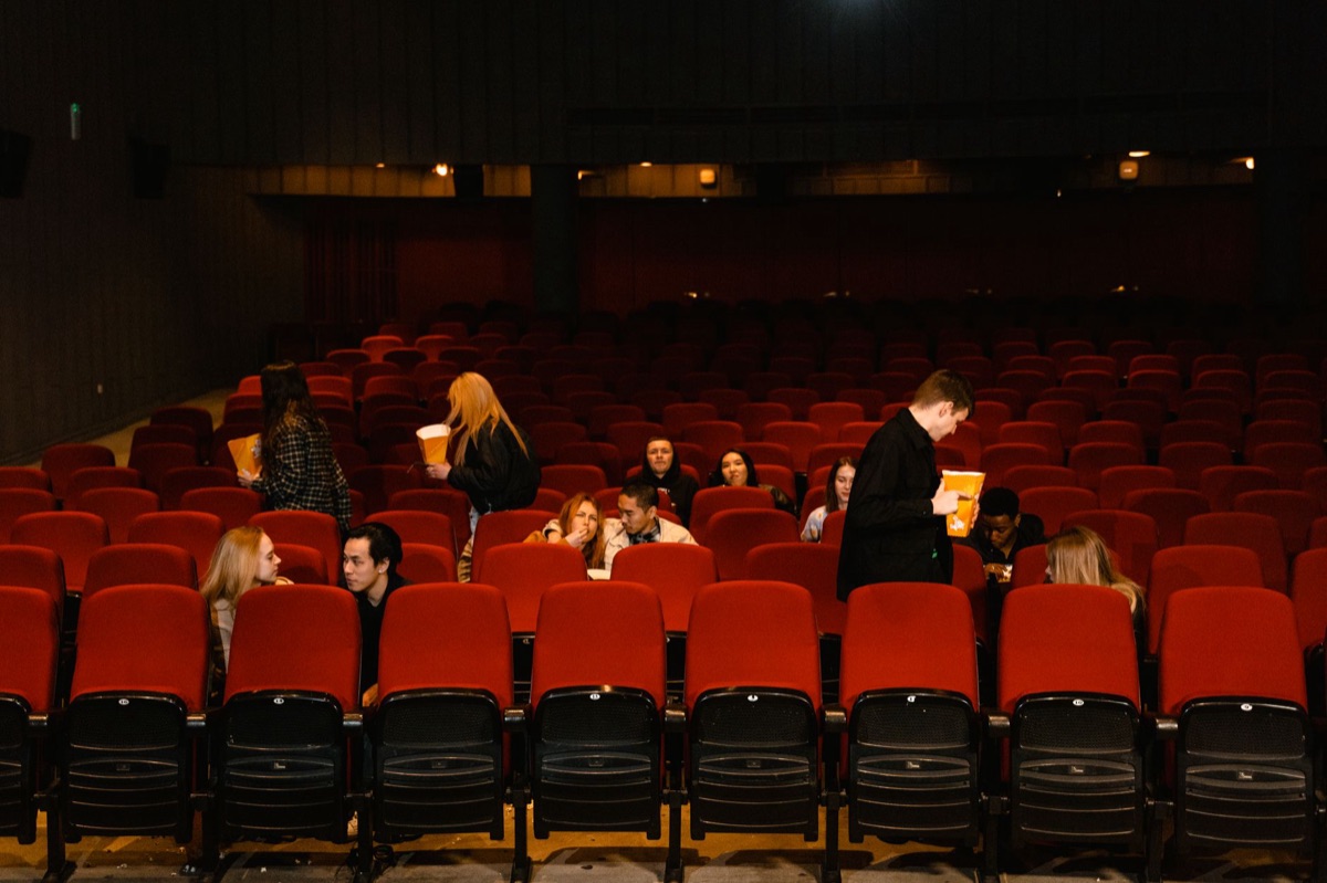 Un pubblico in un teatro