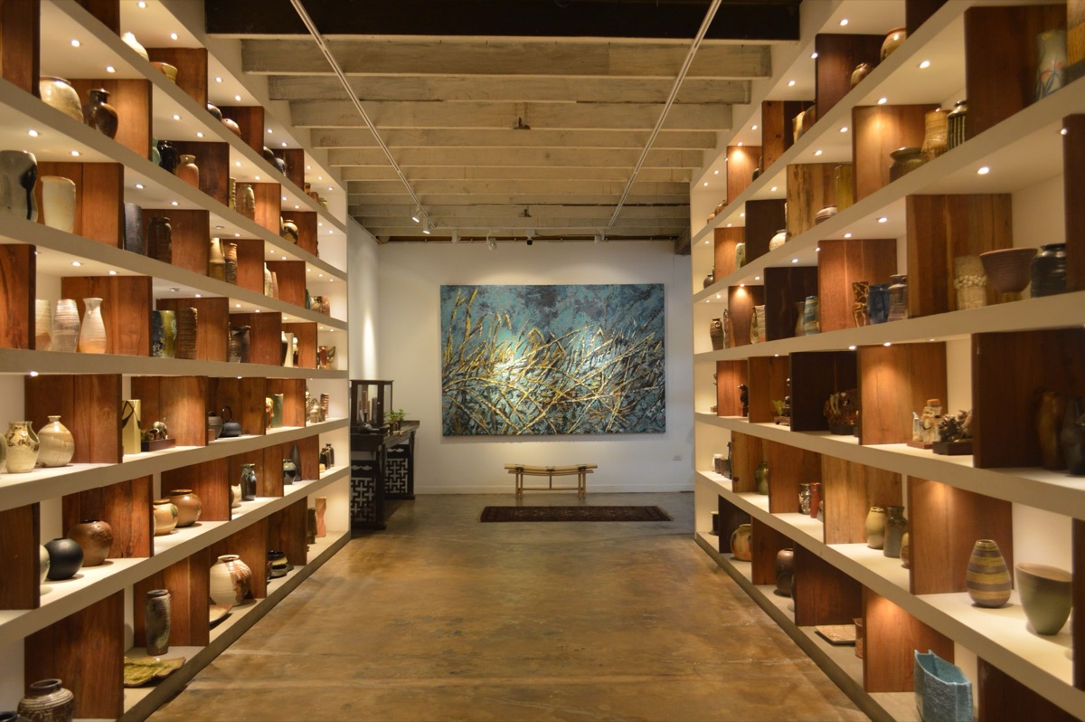 escultura abstrata em iluminação de galeria