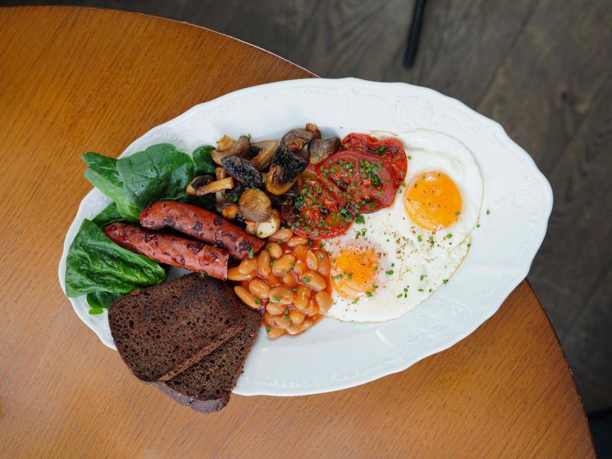 Traditional English Pub with Hearty Meal