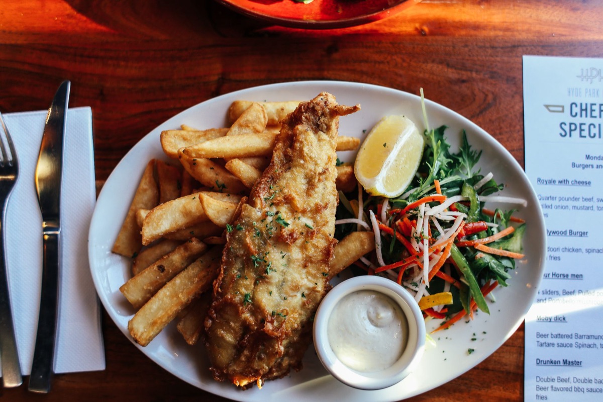 pub inglés con comida tradicional