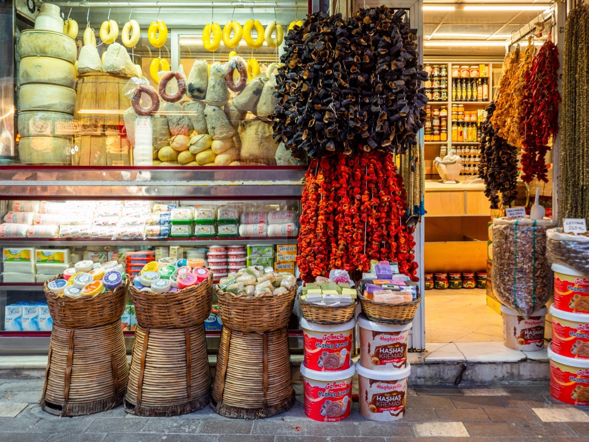 Viktorya dönemi market tezgahında geleneksel olarak saklanmış ürünler.