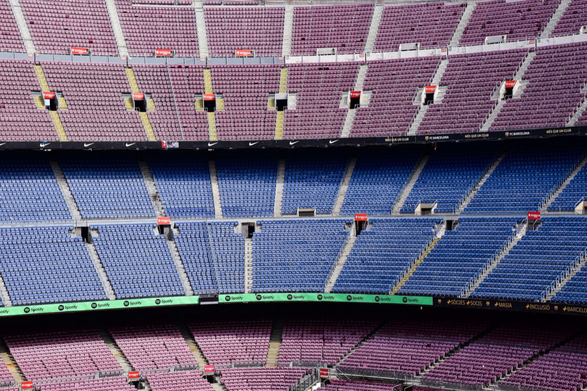 Sitzplätze in einem Fußballstadion in London