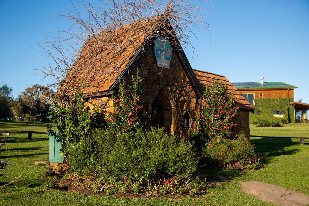 casa de piedra con jardín
