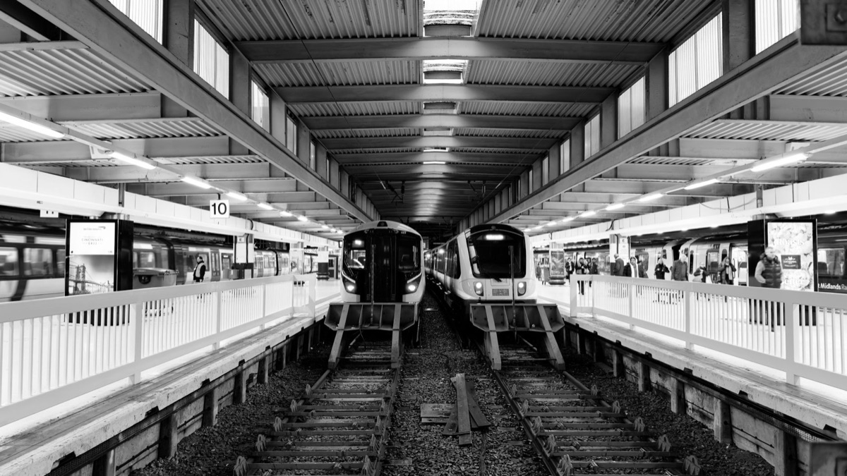plataforma de trem em londres com passageiros