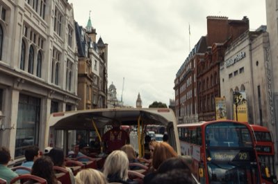 Tour vs. Linha: Escolha o ônibus certo para sua visita a Londres