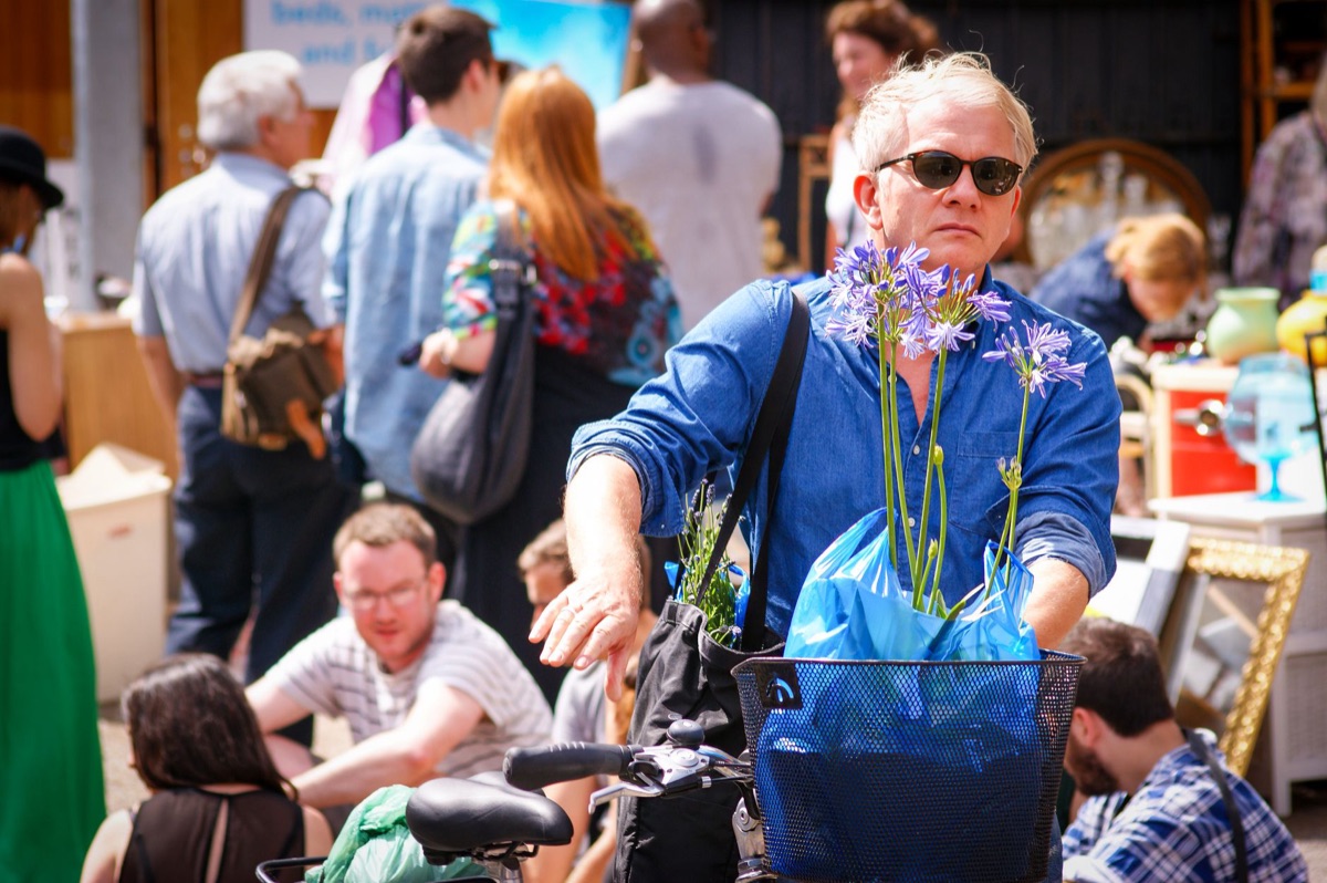 Homme londonien marche dans un marché, rue de Londres