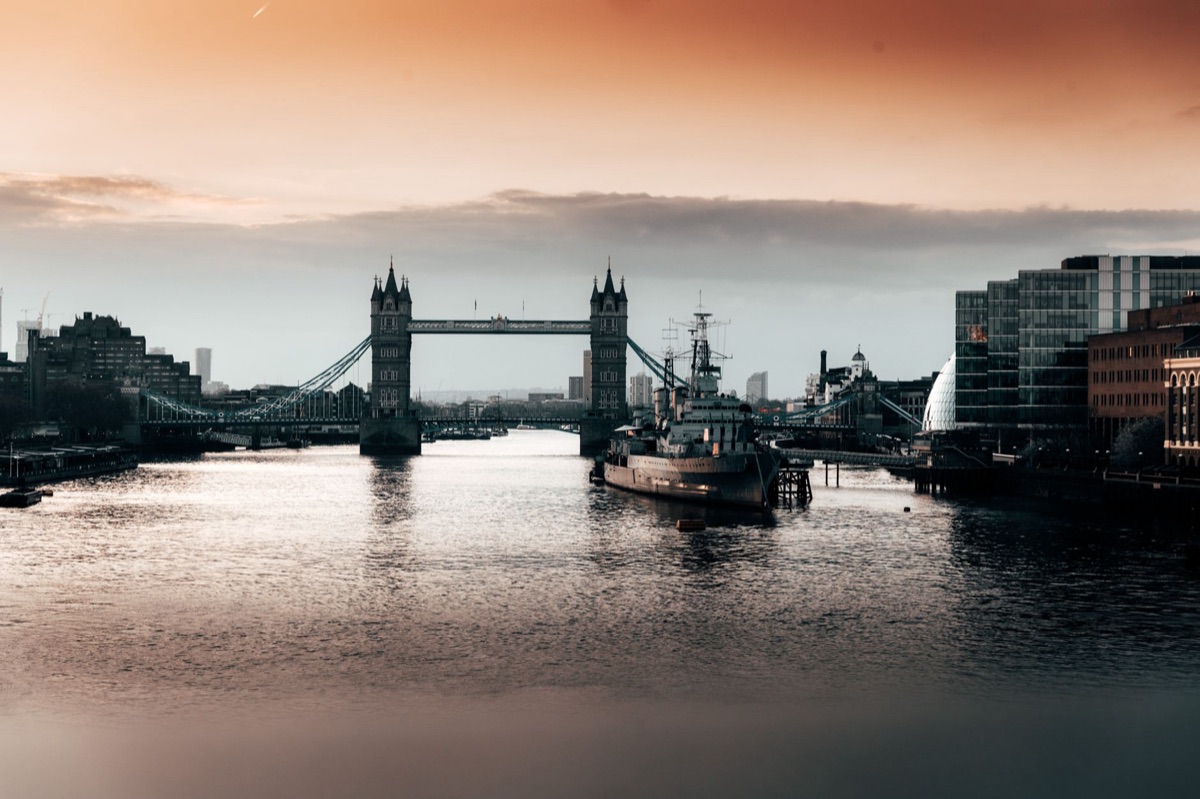 i love london - londons bridge at dusk