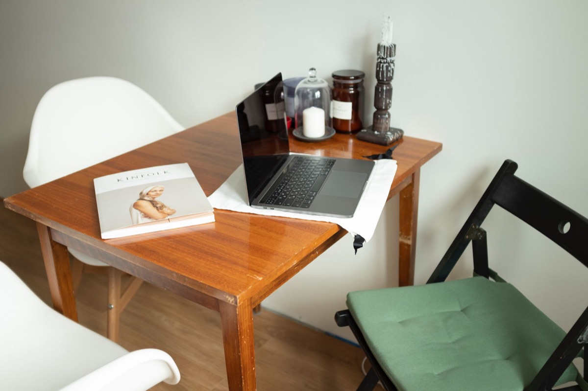 Moderne Bürostuhl mit Laptop
