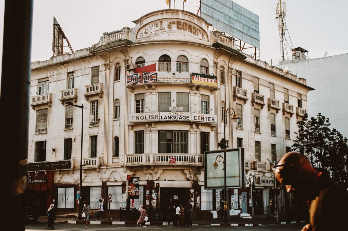 morador local apontando para hotel no west end