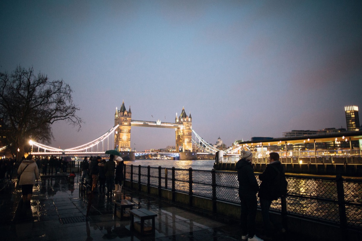 Ponte de Londres à noite com luzes refletidas no rio