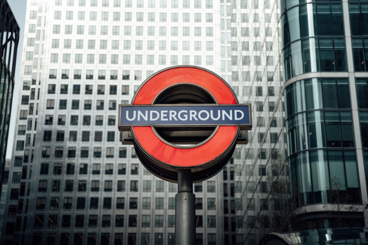 Mapa do metrô de Londres com sinal de trem e cartão de entrada
