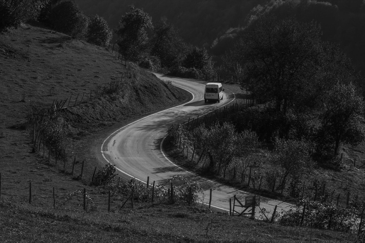 toerbus in landschap