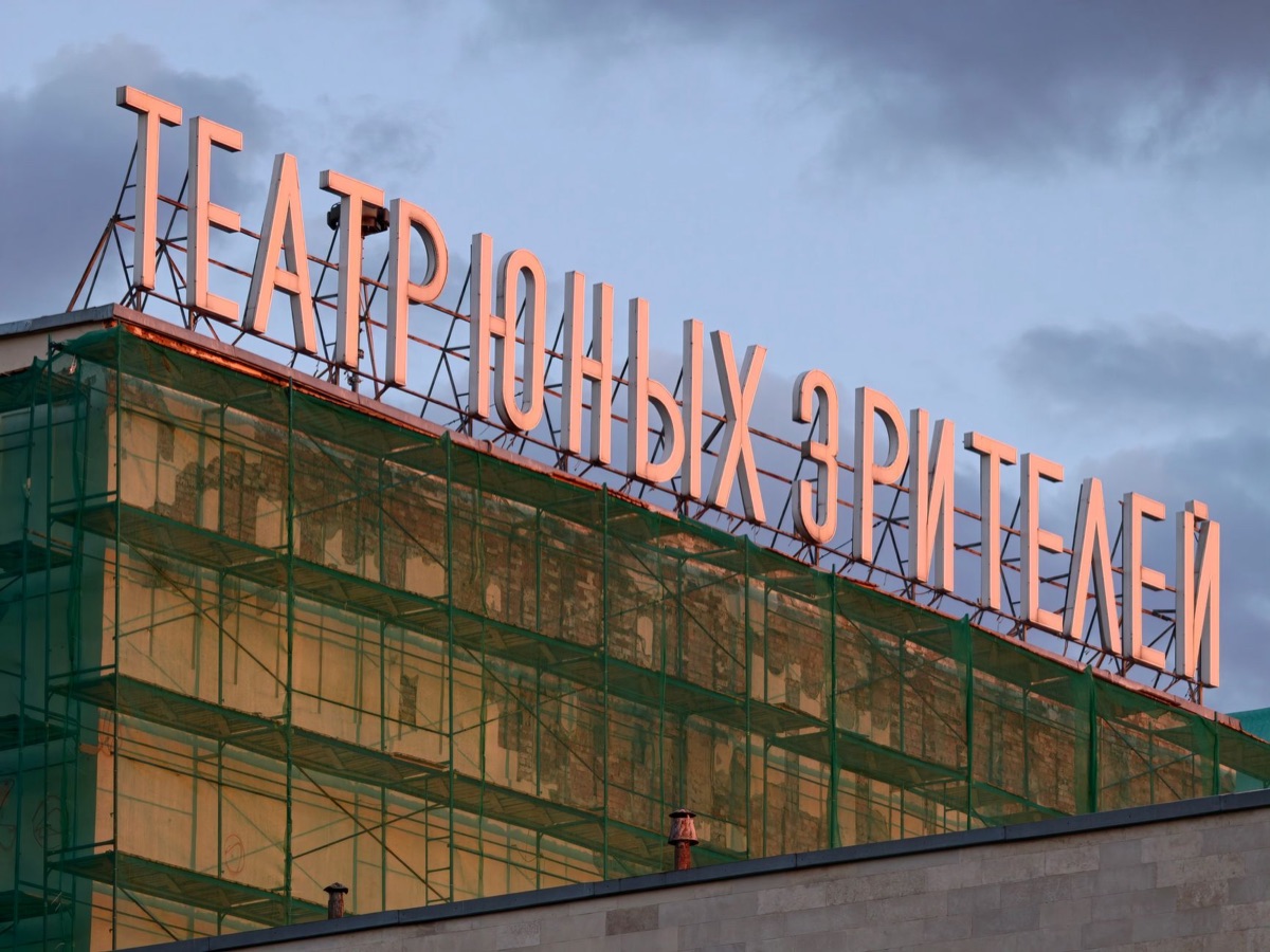 le mirage theater exterior with ornate facade