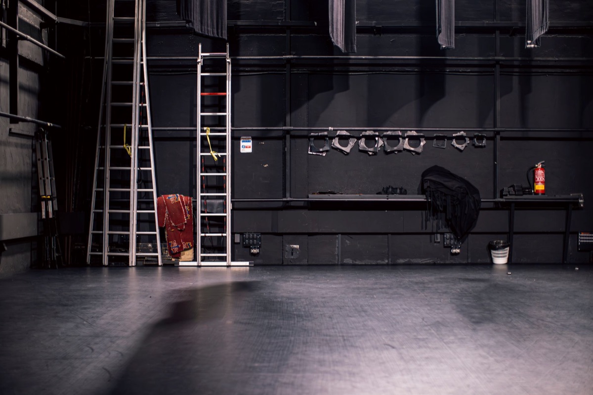 tapis de théâtre à l'heure dorée