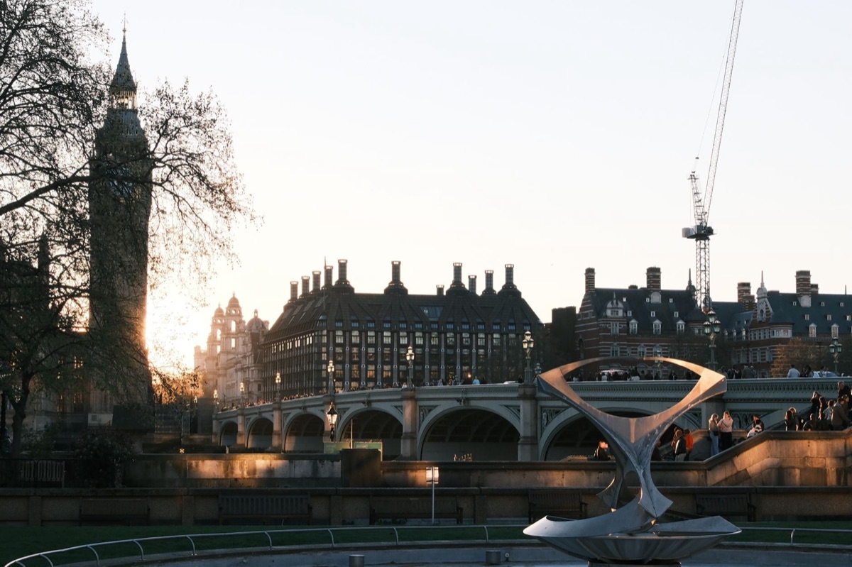 1920s London evening garden