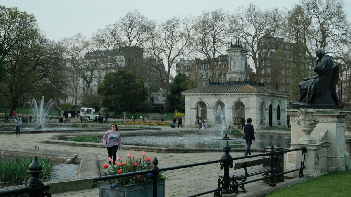 london evening garden with roses and a fountain