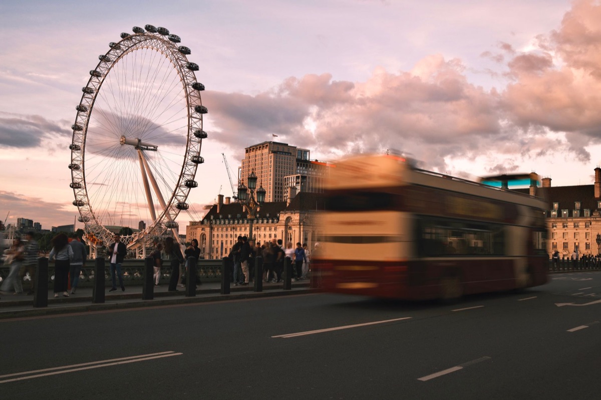 copia de una reunión de sociedad londres de fin de siglo