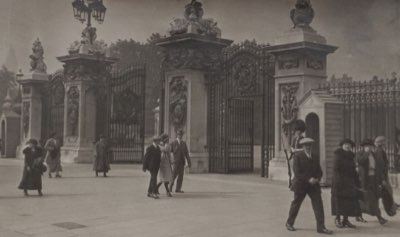 Nancy Mitford: Espelho da Alta Sociedade Britânica dos Anos 30