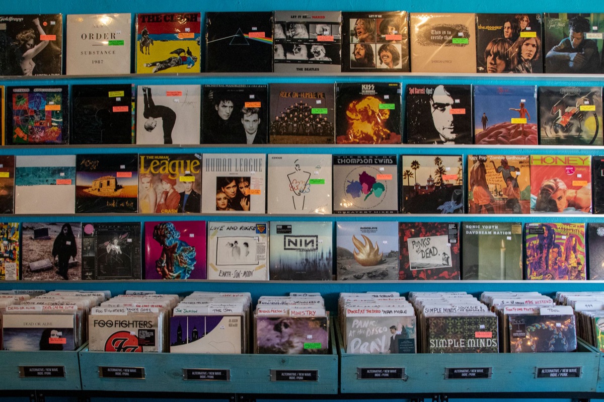 Ventana de tienda de discos con vitrinas de vinilos