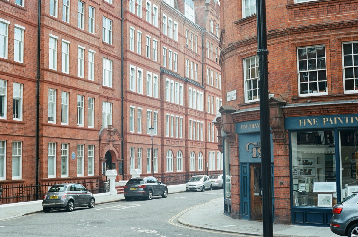 Edificio de ladrillo en el centro de londres