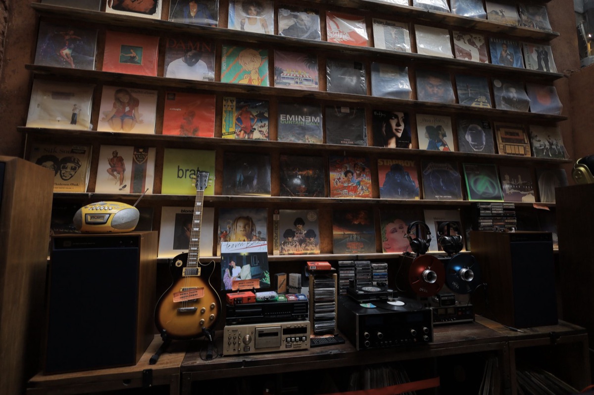 record player e record shelf