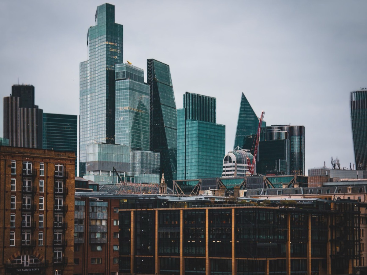 Vista de la skyline de Londres con un libro en el frente