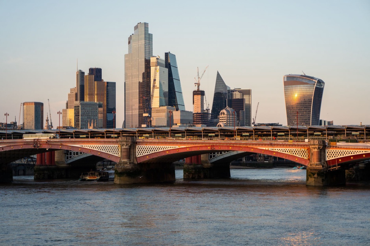 Une vue de la ville de Londres avec un rayon de livres