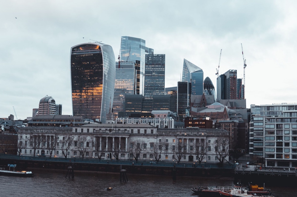 Une couverture de livre avec des monuments de Londres